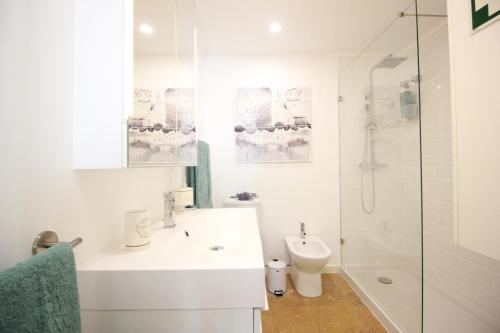 W łazience znajduje się umywalka, toaleta i prysznic. w obiekcie T1 Casino Estoril w mieście Estoril