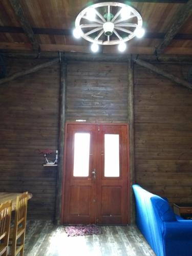 a room with a door and a ceiling fan at CHALÉ ESTÂNCIA OURO VERDE in Lages