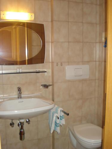 Bilik mandi di Gästehaus Troppmair