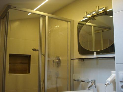 Phòng tắm tại Gästehaus Troppmair