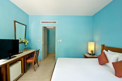 Een bed of bedden in een kamer bij The Green Park Resort - SHA Extra Plus