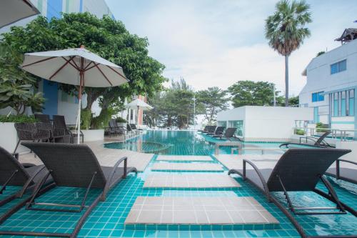 Bazén v ubytování Asia Cha-am Hotel nebo v jeho okolí