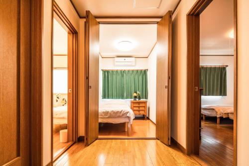Habitación con 2 camas y espejo. en 徐宅 en Nara