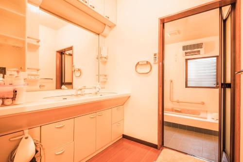 y baño con lavabo y ducha. en 徐宅 en Nara