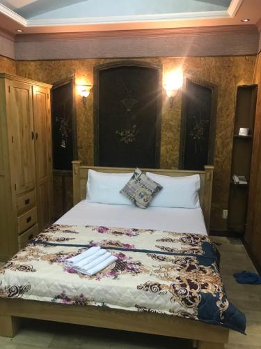 1 dormitorio con 1 cama con sábanas y almohadas blancas en Nhật Vân 1 en Ho Chi Minh