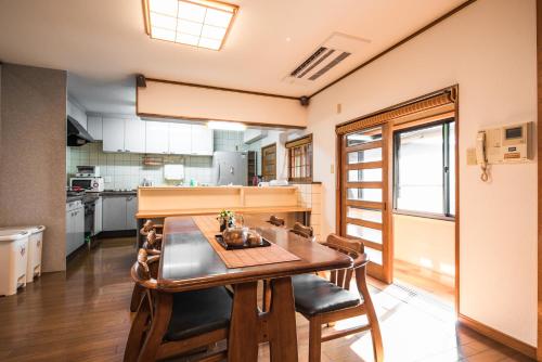 une cuisine avec une table et des chaises en bois dans l'établissement 徐宅, à Nara