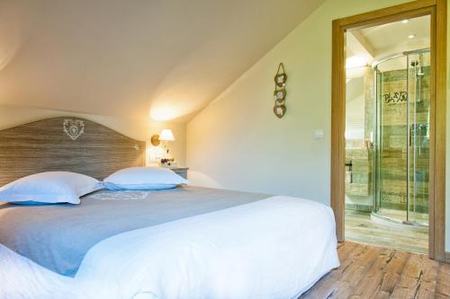a bedroom with a large bed and a window at Chalet Hovel in Mănăstirea Humorului