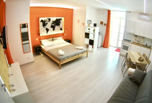 een woonkamer met een bed met een oranje muur bij Ragusa 2 in Ragusa