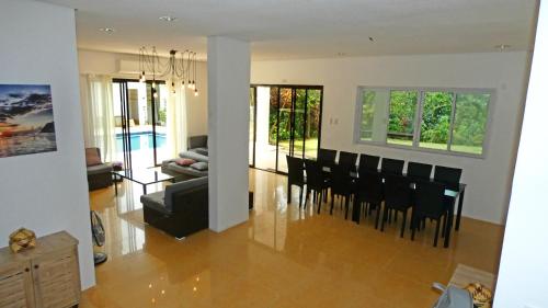 Foto de la galería de Luxury Villa with Pool in Tropical Garden en Puerto Princesa