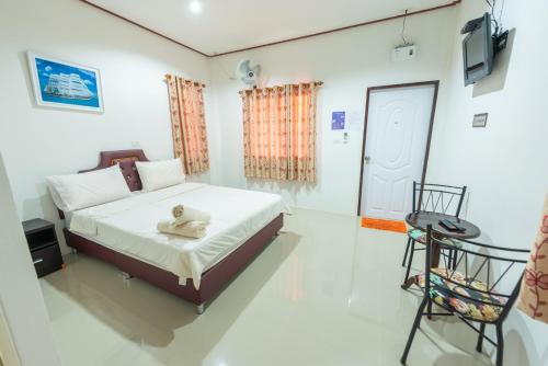 เตียงในห้องที่ Khun Ning Resort