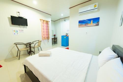 a hotel room with a bed and a tv at Khun Ning Resort in Phang Khon