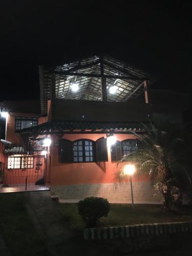 a house at night with lights on it at CASA - CIDADE das CACHOEIRAS in Santa Rita de Jacutinga