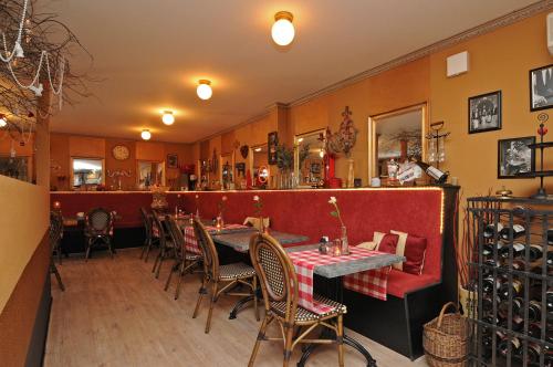 A restaurant or other place to eat at B&B de Valkenhorst