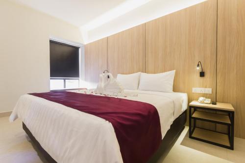 a large bed in a hotel room with a bed sidx sidx sidx at GM Hotel Kuantan in Kuantan