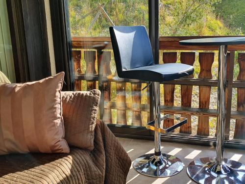 krzesło i stół na balkonie w obiekcie Le Serac W6 appartement avec véranda en angle vue panoramique gérer par particulier sur place w Val Thorens