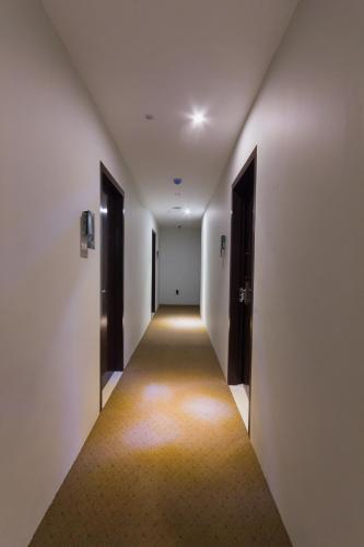 an empty hallway with two doors and a hallwayngth at GM Hotel Kuantan in Kuantan