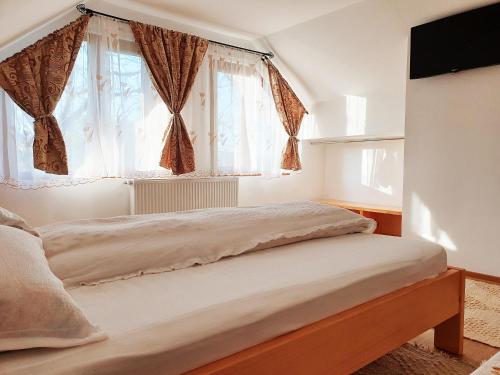 a bedroom with a bed and a window at Popas in Breb in Breb