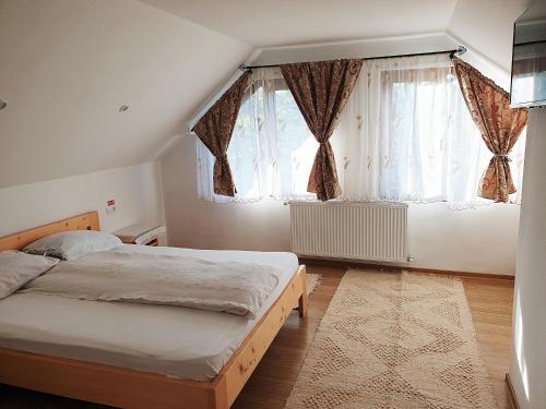 a bedroom with two beds and a window at Popas in Breb in Breb