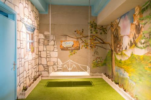 トゥルグトレイスにあるKortan Hotelの壁画や緑の絨毯が施された部屋