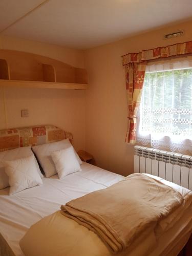 Un pat sau paturi într-o cameră la Domki u Brzeginy