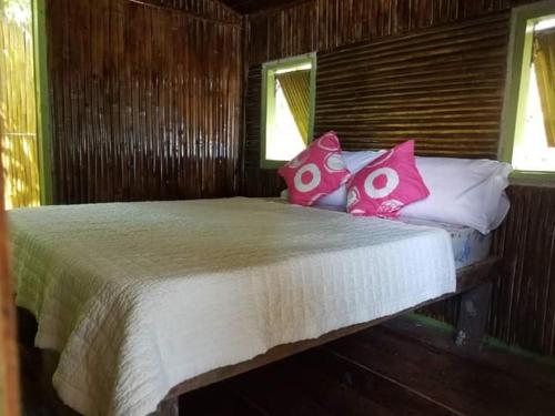 Postel nebo postele na pokoji v ubytování The Beachaven Chalets, Kota Belud
