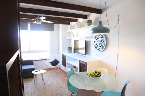 a dining room with a white table and chairs at La Molina in Cotillo