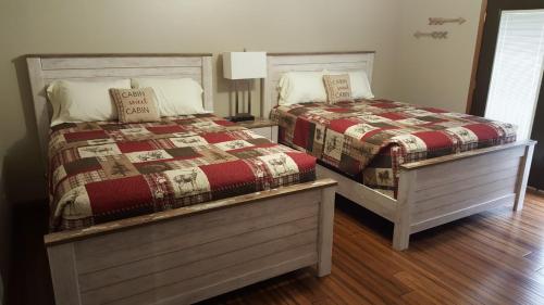 - une chambre avec 2 lits et des couvertures rouges et blanches dans l'établissement Strato Rim Drive, à Rapid City