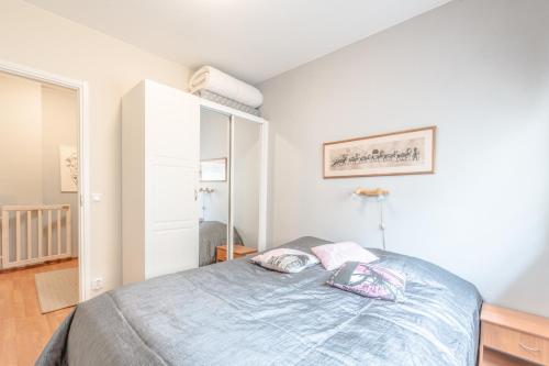 a bedroom with a bed with two pillows on it at Levillas Skimbaajankuja 2-4 in Levi