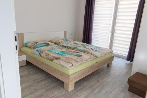 1 dormitorio con 1 cama en una habitación con ventanas en Clara Hills, en Eberswalde-Finow