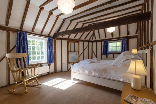 Giường trong phòng chung tại Primrose Cottage at The Shippe
