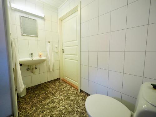 un baño con inodoro y lavabo en Lofoten Troll View, en Bøstad