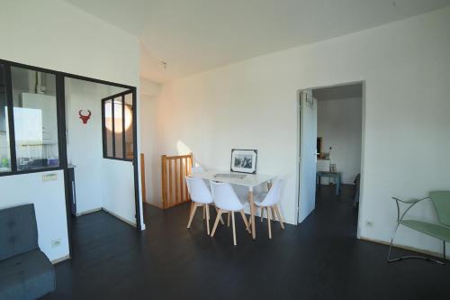 une chambre avec une table et des chaises et une chambre avec une porte dans l'établissement PROCHE BORDEAUX APPARTEMENT 75 M2 ROOFTOP, à Bruges