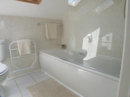 亞芬河畔史特拉福的住宿－Hamlet Cottage sleeps 3-4 Stratford upon Avon，白色的浴室设有浴缸和卫生间。