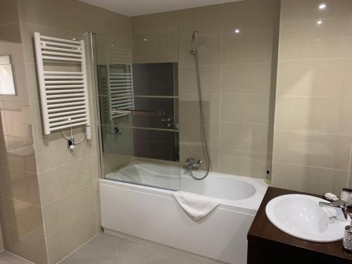 ein Badezimmer mit einer Dusche, einer Badewanne und einem Waschbecken in der Unterkunft Silver Mountain G1 39 Perfect For You in Poiana Brașov