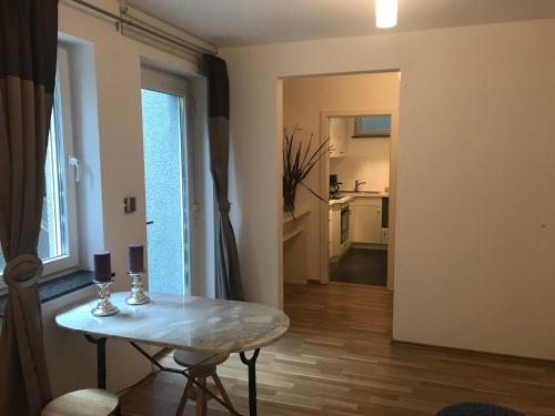 sala de estar con mesa y cocina en Helle Souterrainwohnung mit Komfort en Múnich