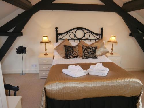 a bedroom with a bed with two towels on it at Hamlet Cottage sleeps 3-4 Stratford upon Avon in Stratford-upon-Avon