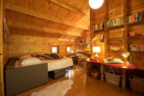 um quarto com uma cama num chalé de madeira em Les Avernas En Bas Romantic Getaway em Lierneux