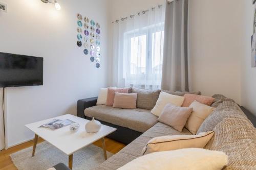 salon z kanapą i stołem w obiekcie Center Penthouse Apartment w Puli