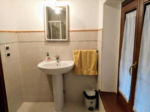 a bathroom with a sink and a mirror at LA DOLCE VITA in Clastra