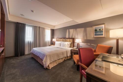 Giường trong phòng chung tại Royal Biz Taipei Hotel