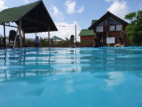 um grupo de pessoas sentadas numa piscina em Hi Win Hotel em Chilaw