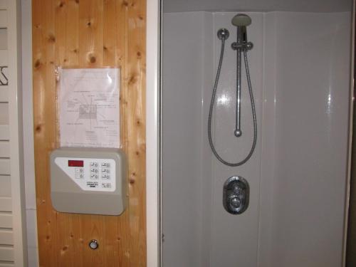 a shower with a scale on the door of a bathroom at Vakantiewoning "De Kei" in Warns