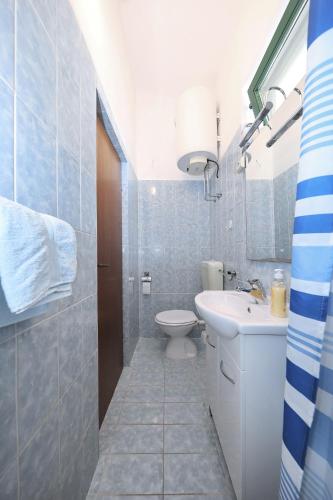 Ένα μπάνιο στο Apartments Vedrana