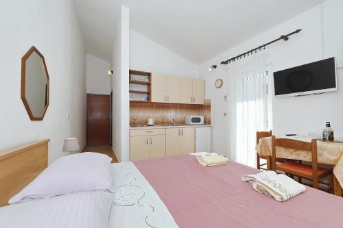 Ένα ή περισσότερα κρεβάτια σε δωμάτιο στο Apartments Vedrana