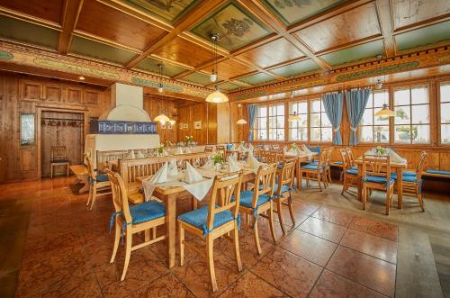 a dining room with wooden tables and chairs at Hotel Die Pflegerbrücke in Salzburg