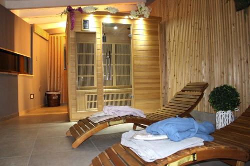 um quarto com dois bancos de madeira num quarto em Bed and Breakfast Conte Luna em Sciacca