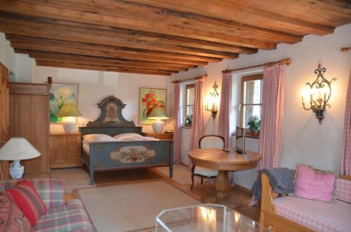 sypialnia z łóżkiem i stołem w pokoju w obiekcie Schloss Münichau w mieście Reith bei Kitzbühel