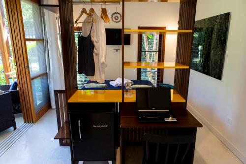 a room with a desk with a laptop on it at Casa Ka in Maresias