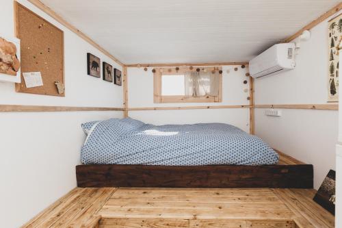 a bedroom with a bed in a tiny house at NATURA-eco farm in Natur