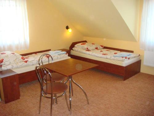 Tempat tidur dalam kamar di Hotel Pod Jaskółką